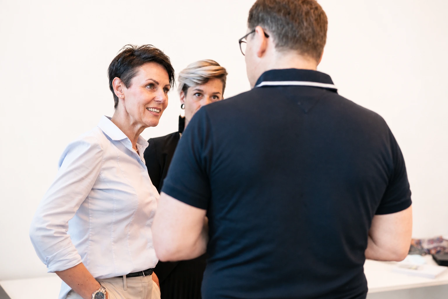 Corinne Häusler im persönlichen Austausch bei einer Veranstaltung