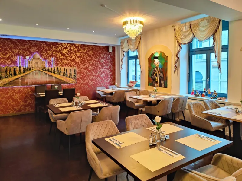 Restaurantbereich mit gedeckten Tischen im Baaz Aarau